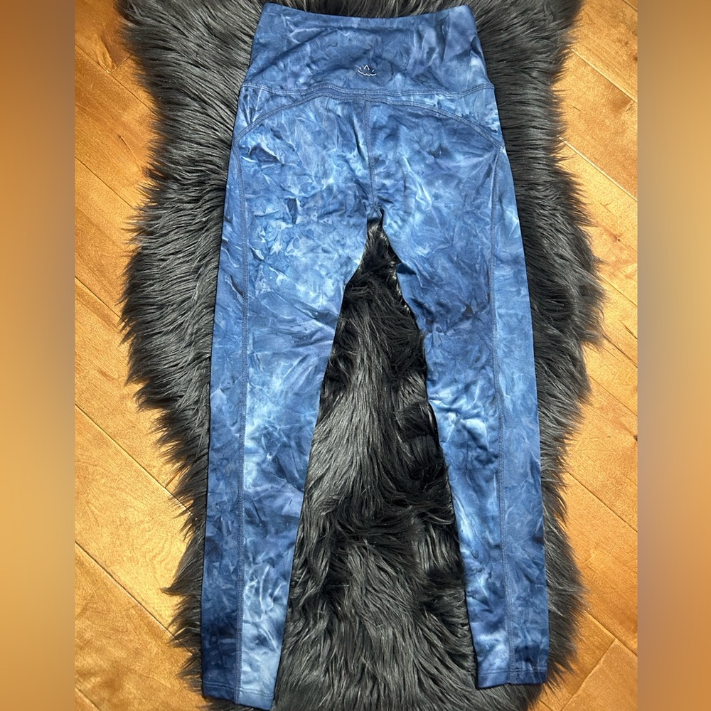 Beyond Yoga Smokeshow Wave High Waisted Leggings Size Medium - Picture 2 of 5